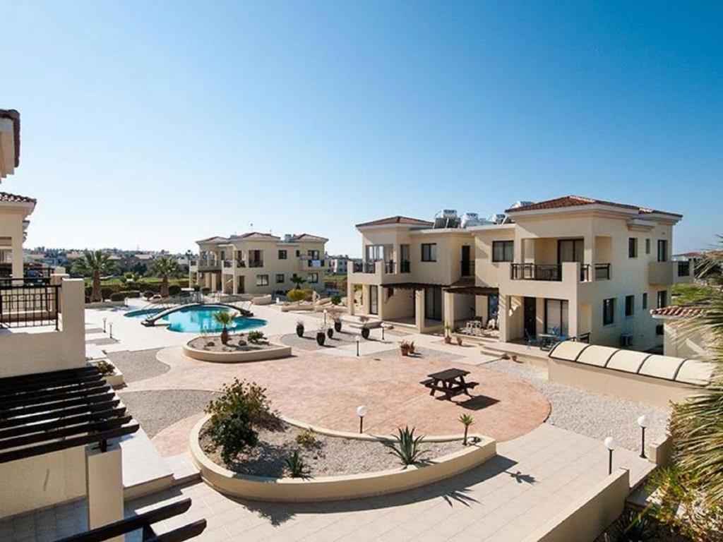 Beautiful 2-Bedroom Apartment - Great Location Paphos Exterior foto