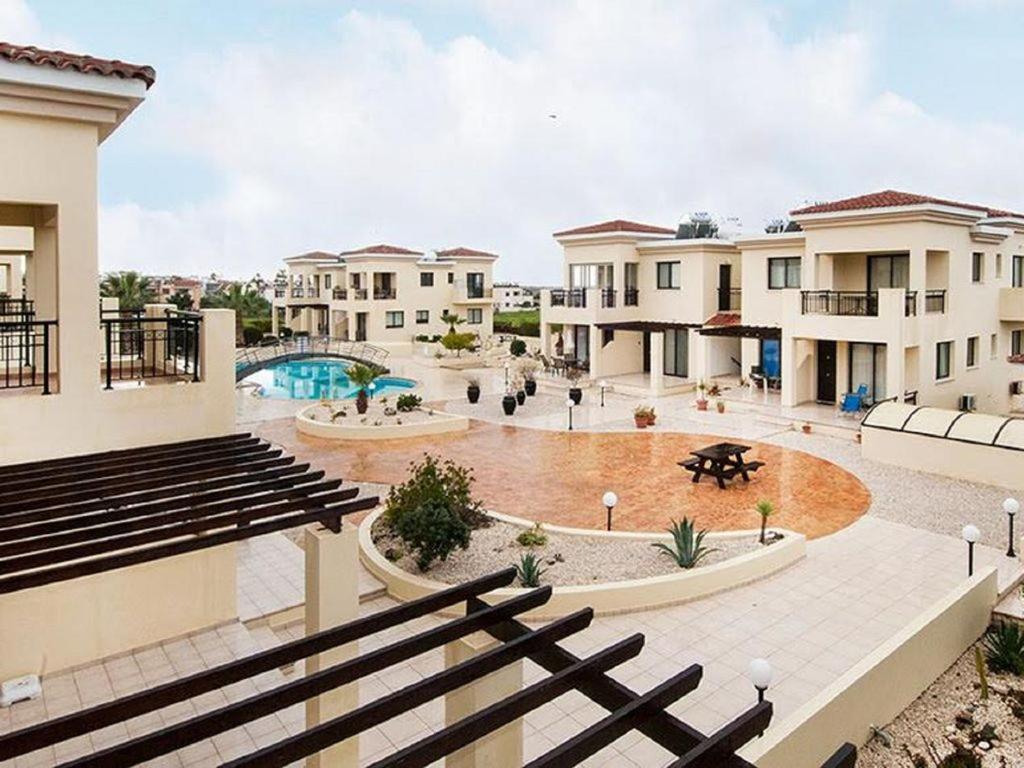 Beautiful 2-Bedroom Apartment - Great Location Paphos Exterior foto