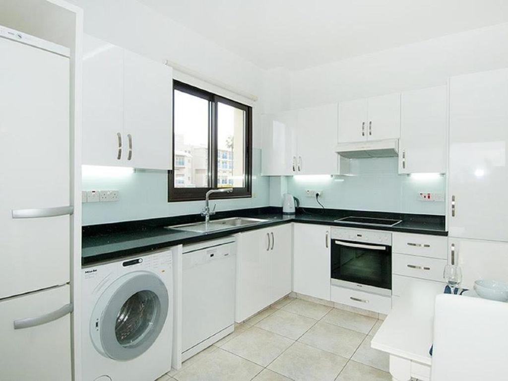Beautiful 2-Bedroom Apartment - Great Location Paphos Exterior foto