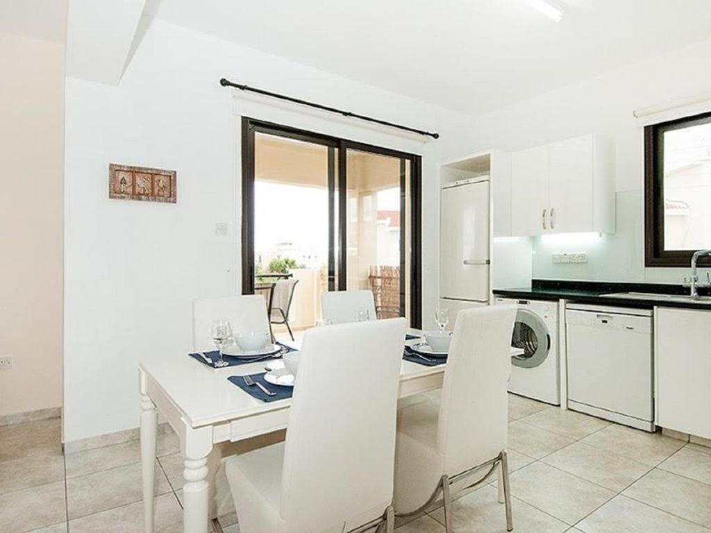 Beautiful 2-Bedroom Apartment - Great Location Paphos Exterior foto